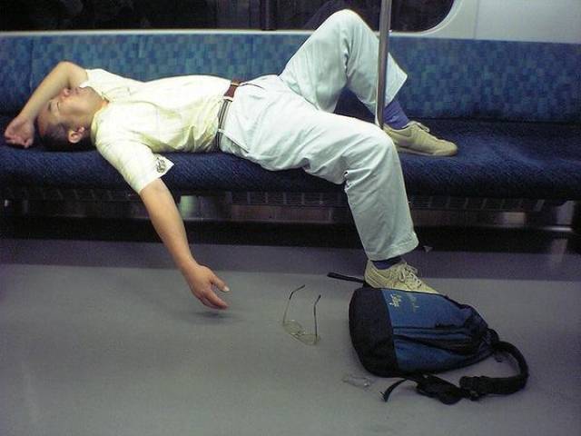 日本人真心不抗累,大白天躺街上也能睡着