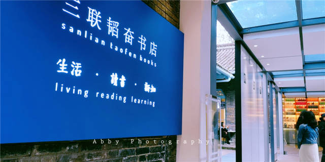 宽巷子代表了最成都,最市井的民间文化;原住民,龙堂客栈,精美的门头