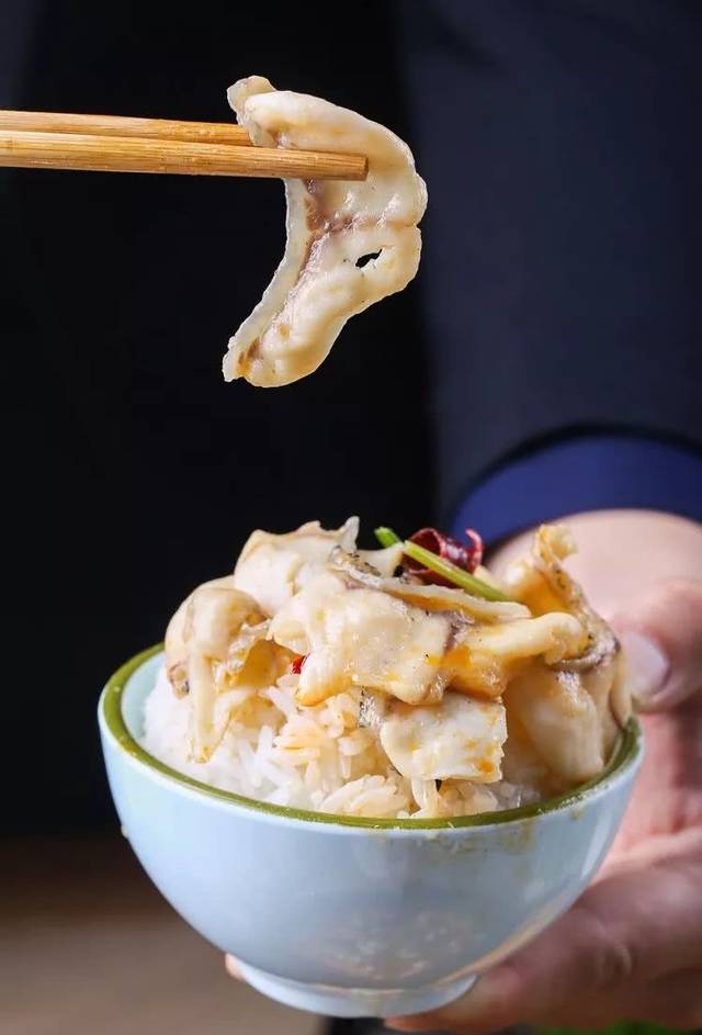 用鱼汤泡饭吃算是标配,可以选香软的五常大米,也可以吃扬州炒饭,口感