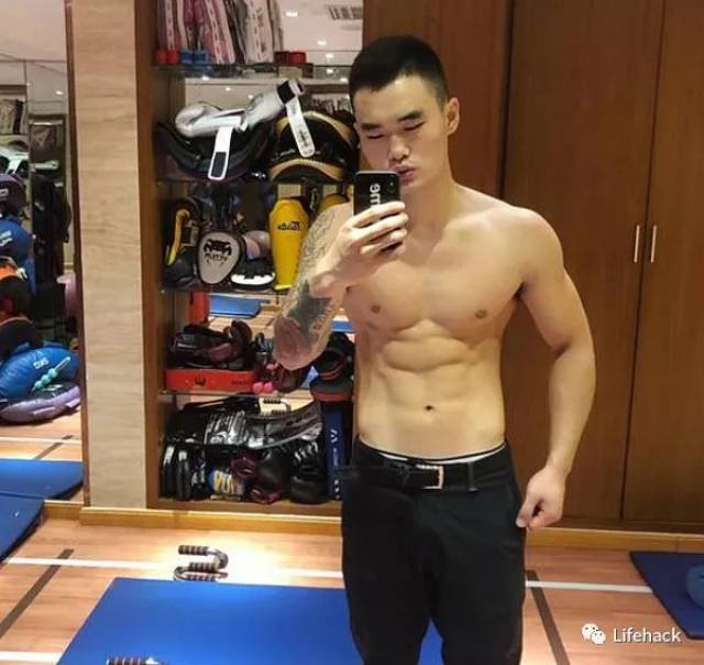 男生腹肌帅了不起啊? 了不起