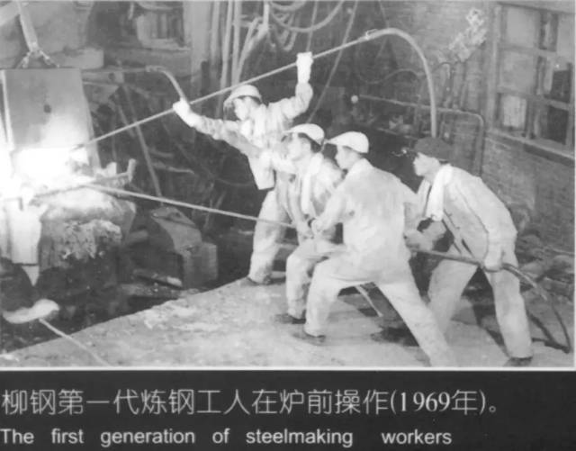 一不小心就可能被钢水溅到,半小时就得换人,要不然根本顶不住.