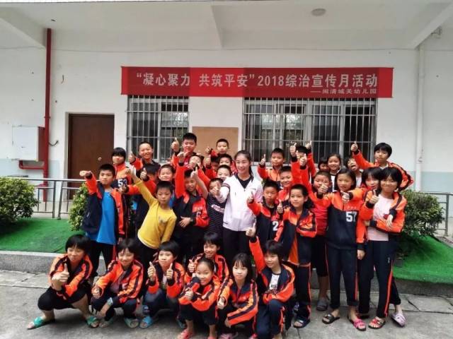 世界杯武术散打冠军林慧敏回闽清县少体校看望学生