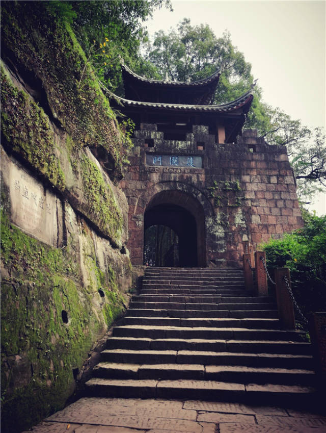 钓鱼城护国门