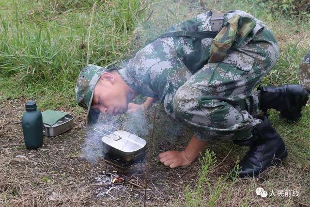 人手一个单兵炊具,制作米饭全靠自己发挥.