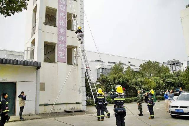 徒手攀爬4层高楼!你以为消防员的日常只是这样?