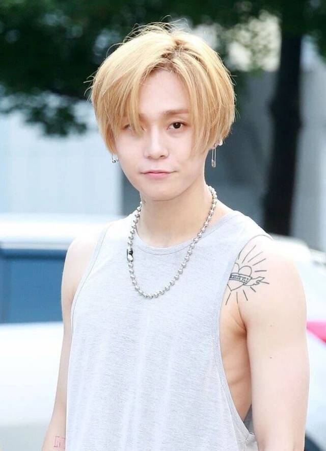 继金泫雅后，男朋友金晓钟也被经纪公司开除!