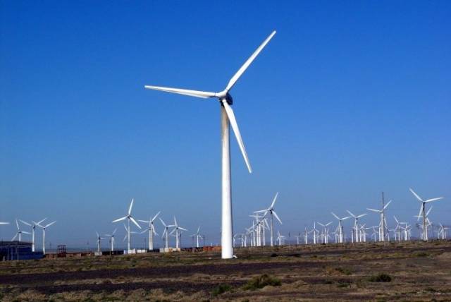 2012年9月,甘肃酒泉风力发电场,敦煌去嘉峪关的公路上,路边的大片风车