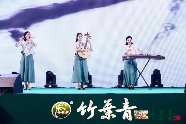 整场上市会,在一曲古色古香传统韵味的民族乐器表演《女子乐坊》中