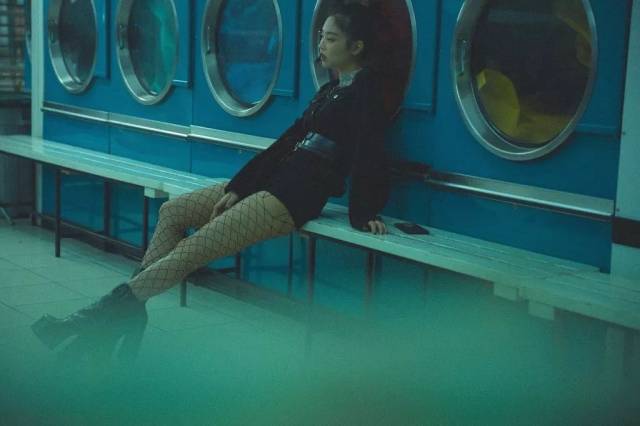 jennie香港solo,jennie舞台上拉低衣服 jennie《solo》mv制作花絮公开"blackpink中从未表现的另一个自我"