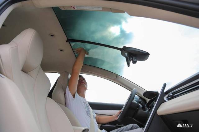 特斯拉 model x 车内的全景天窗 在动力系统方面,小鹏 g3 采用是前驱