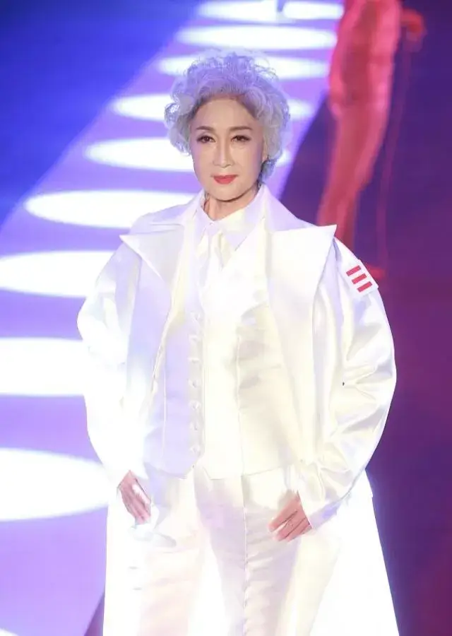 而且这已经不是韩彬奶奶第一次出席时装周了,她经常出入各个国内外的