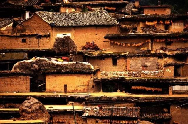 元江红河一带依山麓而居的傣族地区,房屋建筑是厚重,结实的平顶土掌房