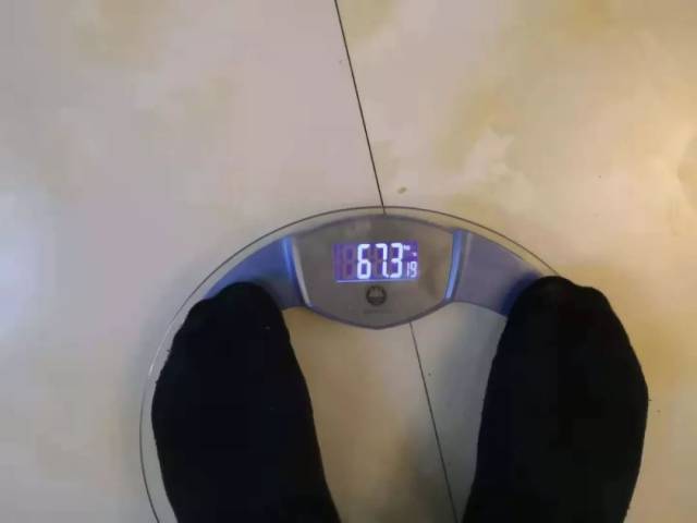 11月13日晚上,我怀着忐忑的心情,走上了秤,132.6斤,又少了两斤.