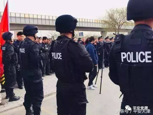 "大哥"出狱,小弟天津街头豪车摆造型!惹众怒,严办!