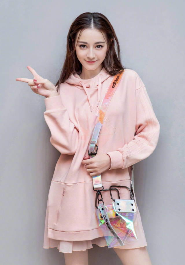迪丽热巴晒小时候照片,妥妥小帅哥一枚,现变身明艳动人的大美女