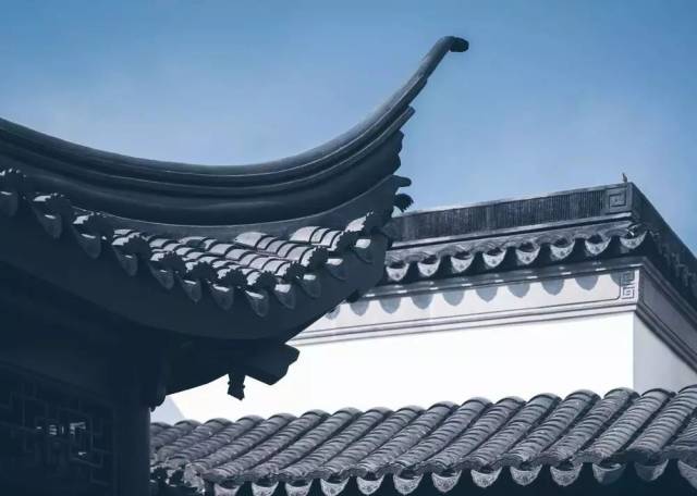样式繁多的屋顶飞檐,构成了中国古建筑瑰丽的外表和流动优美的天际线.
