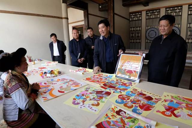 王忠在水城农民画培训基地调研水城农民画产业发展情况.黄蜀锦 摄