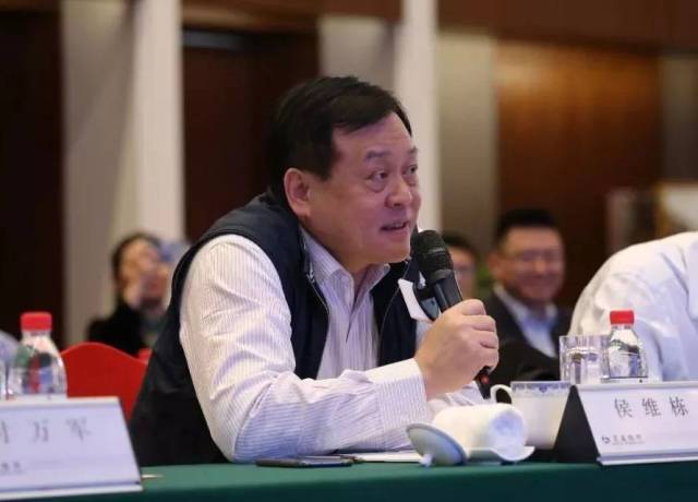 侯维栋向选手提问