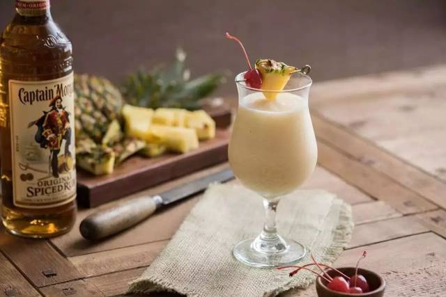 桃子的热带水果风味 长饮鸡尾酒有很多香甜清爽的选择,例如: 椰林飘香
