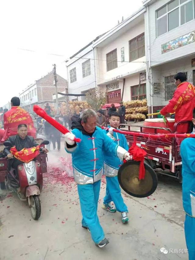 高头大马,八抬大轿,在兴平市丰仪镇新庄村,杨庚和梁佳颖的喜日子红火