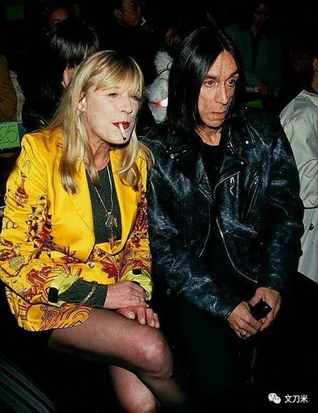 来看看她与iggy pop的一张合照,穿着黄色的印花上衣,帅帅的奶奶.