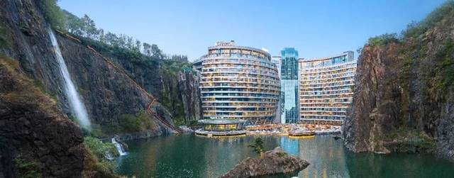 佘山深坑酒店今天开业啦!最新实景图曝光!玻璃栈道,水