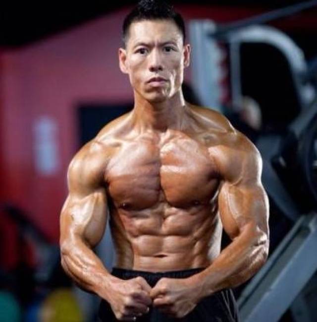 在李小龙家试电激3级就已受不了,杨斯子承父业