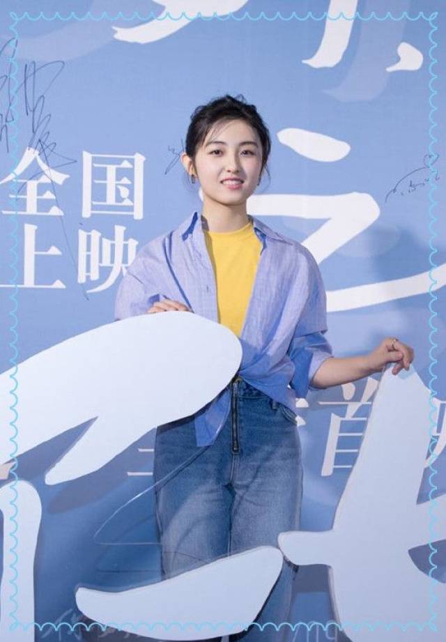 关晓彤和张子枫都是国民闺女,可同穿牛仔裤,气质差距尴尬了!