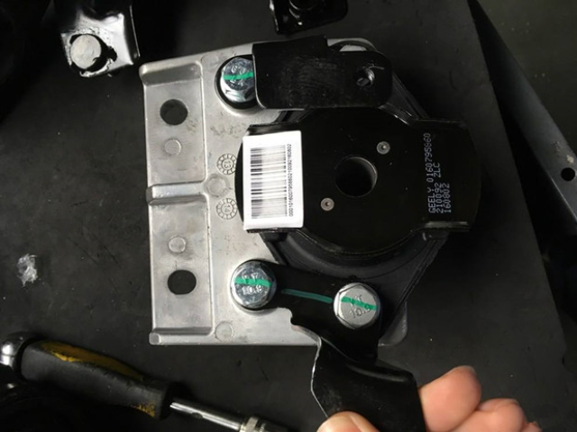 车子启动时发动机有抖动现象,这是怎么回事?