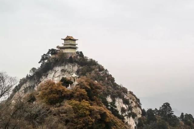 终南山雄峙在古城长安(西安)之南,成为长安城高大坚实的依托,雄伟壮丽