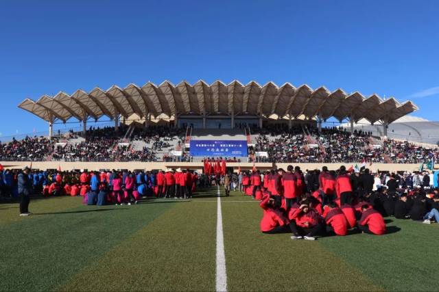 本届田径运动会是由昆明理工大学主办,昆明理工大学体育部,校工会共同