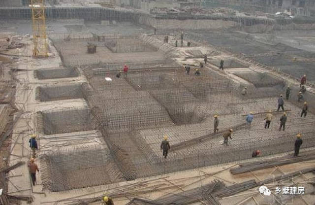 家里建房为省钱随便做基础,谁料变成房子豆腐渣,真是纸老虎!