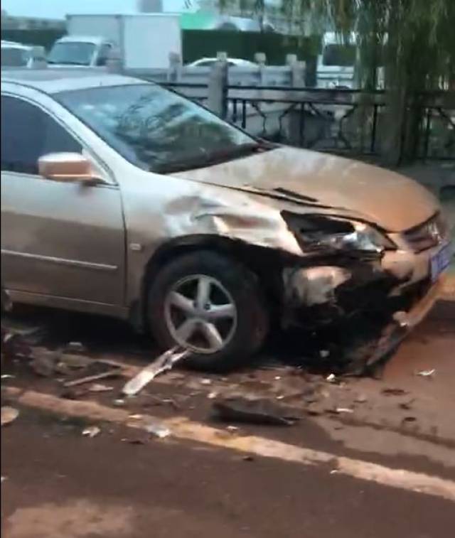 济南一奔驰女司机穿拖鞋开车出车祸!致一人死亡多车受损!