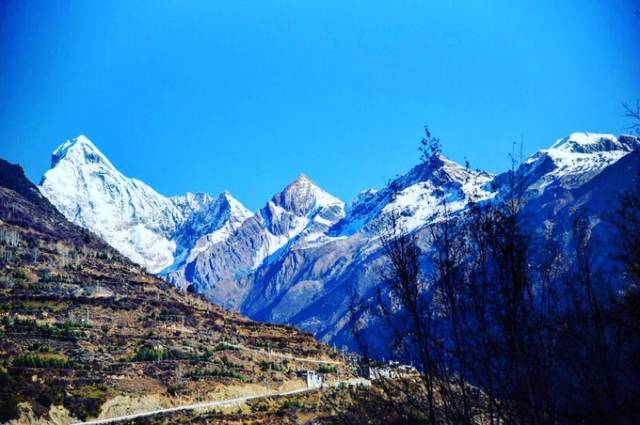 四姑娘山由绵延不绝的山峰组成,从大姑娘山,二姑娘山,三姑娘山到幺