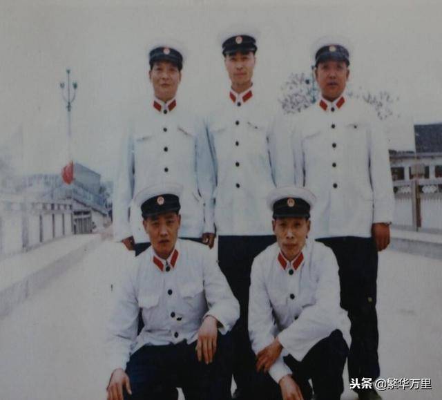 中国警察的警服,长期都是军绿色,为何又换成了藏青色?