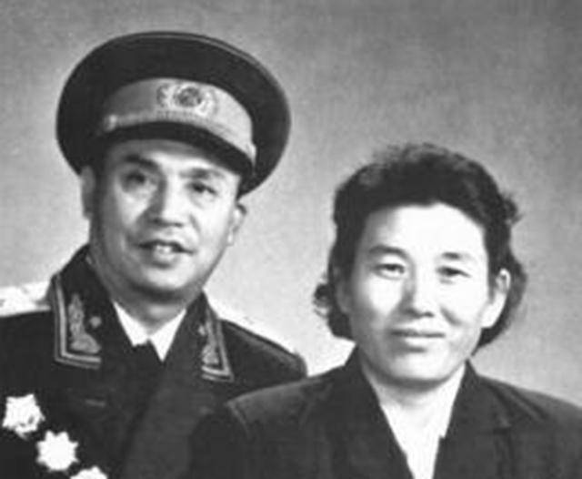 老战友牺牲后,这位开国少将娶了他妻子,孩子也当成自己的