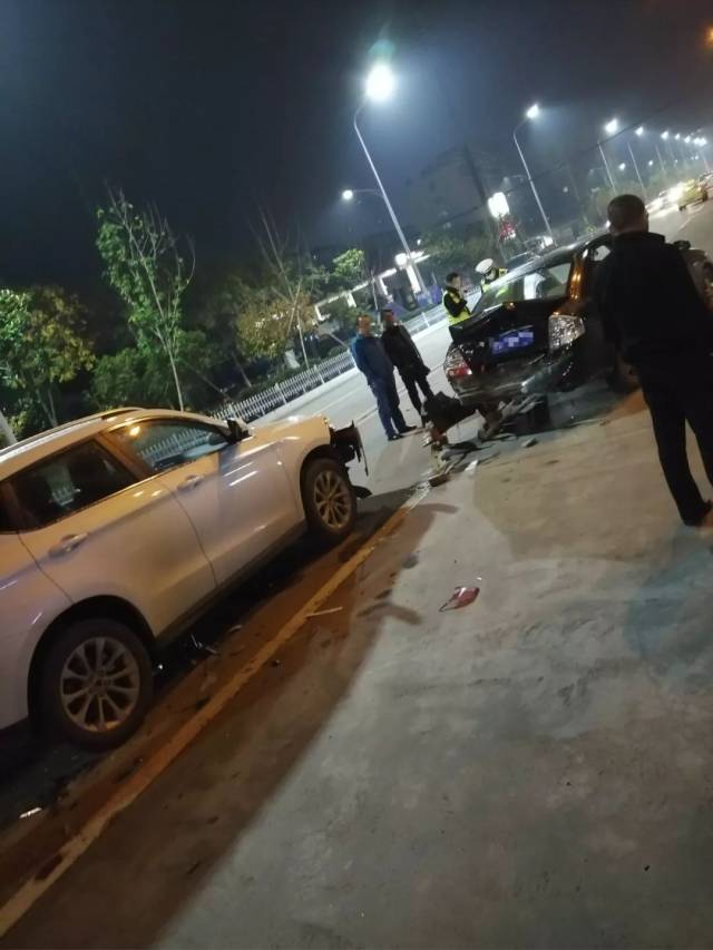 昨日(14日)晚间19:30分左右,鄂州寿昌大道气象局附近,一辆白色小车