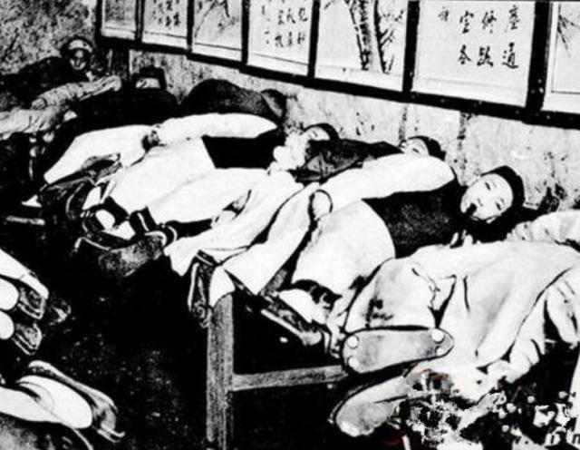 清朝吸食鸦片的人,男人骨瘦如柴,女人任人玩弄!