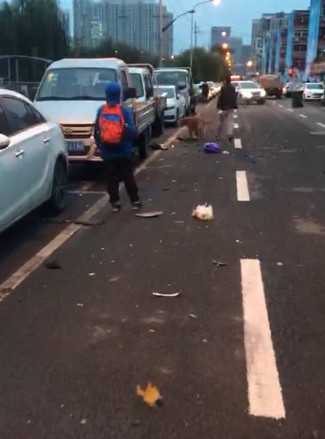 济南一奔驰女司机穿拖鞋开车出车祸!致一人死亡多车受损!