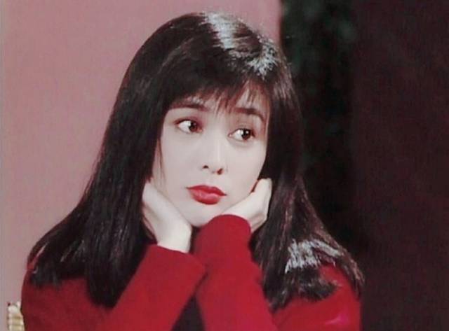 脸小五官大的女明星,李嘉欣美极,热巴的大眼睛就像开了挂!