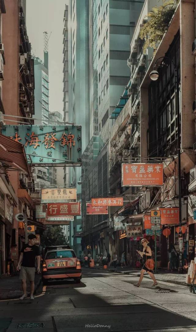香港,一座繁华的"废墟"