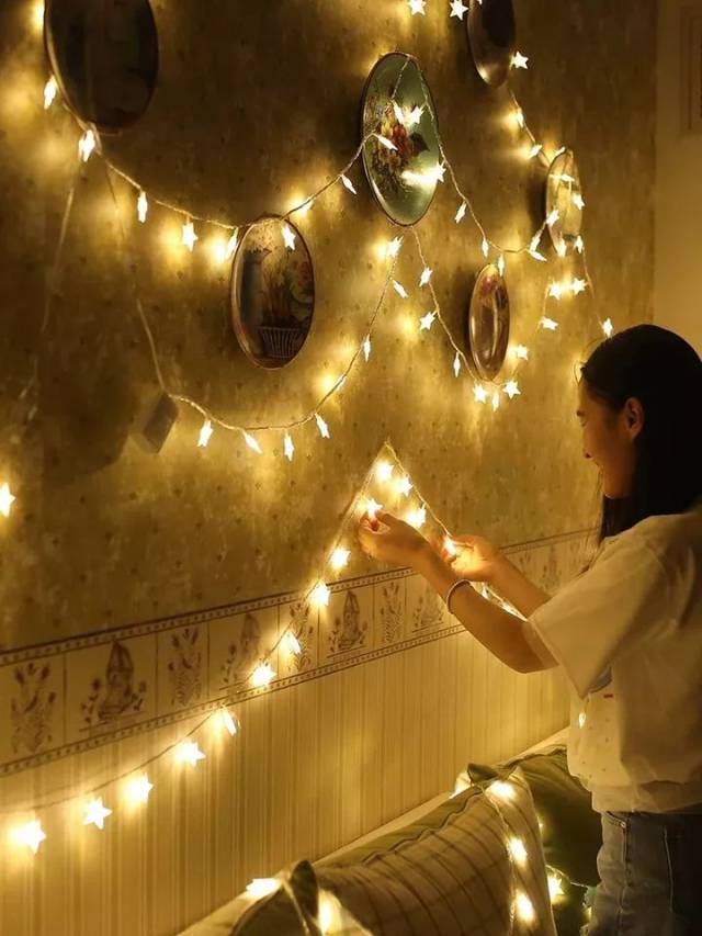 在家中挂上小串灯,不仅能提亮空间 暖黄的灯光还能极大地提升居室情调