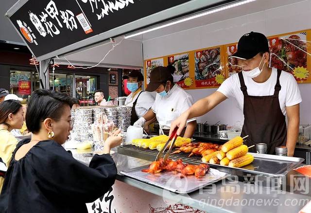 带火了美食街上一家家网红小摊位 秋游青岛 快来长兴路尝尝潮人们的最