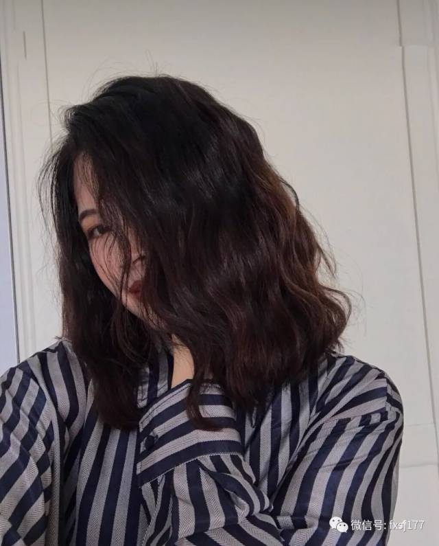 轻微蛋蛋卷,适合想尝试卷发又怕卷发太夸张的妹子,那种蓬松感更像是