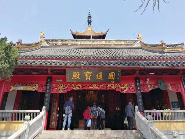 这座海拨并不高的狼山敢称 "江海第一山" 现在的广教寺的圆通宝殿中