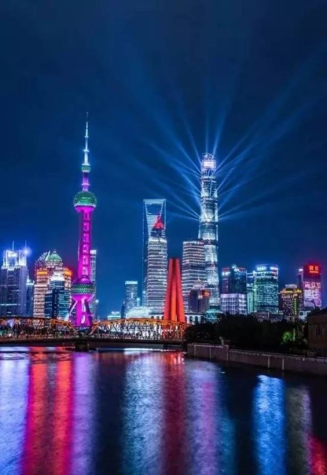 在废报纸上诞生的东方明珠