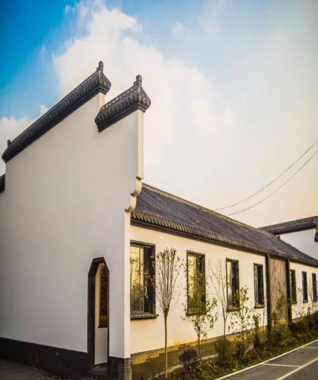 乡村主题客栈保留了徽派建筑的韵味,经典的白墙黛瓦,梦回小桥流水人家