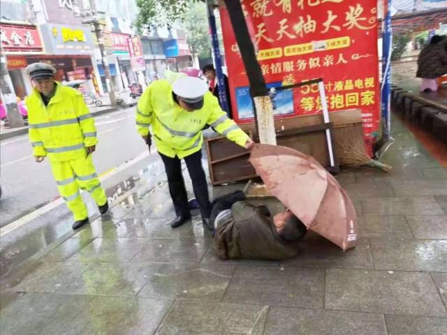 暖心!五旬老人雨天摔倒路边,樟树交警及时发现暖心救助!