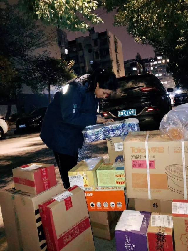 "双11"战场上的快递美女,真不简单!(多图)