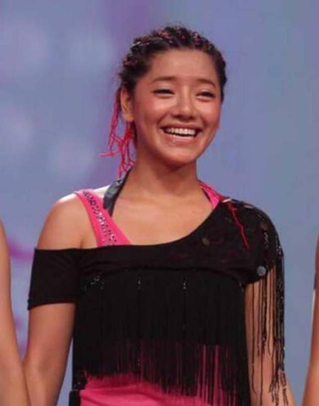 快女冠军江映蓉再当选手,与谭维维同台合唱,回